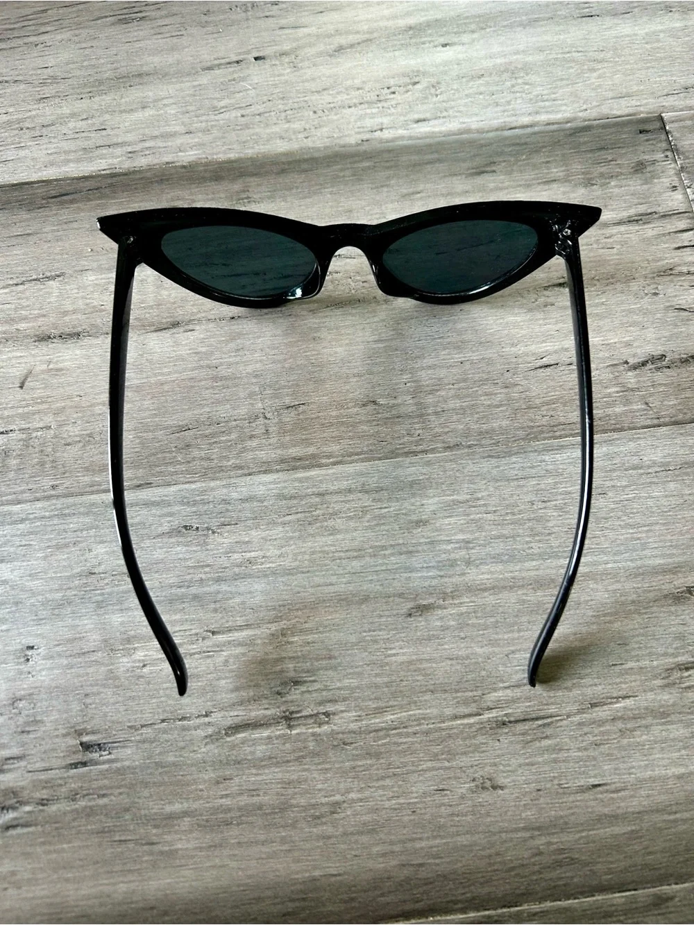💸 5/20 Retro Slim Cat Eye Sunglasses in Black